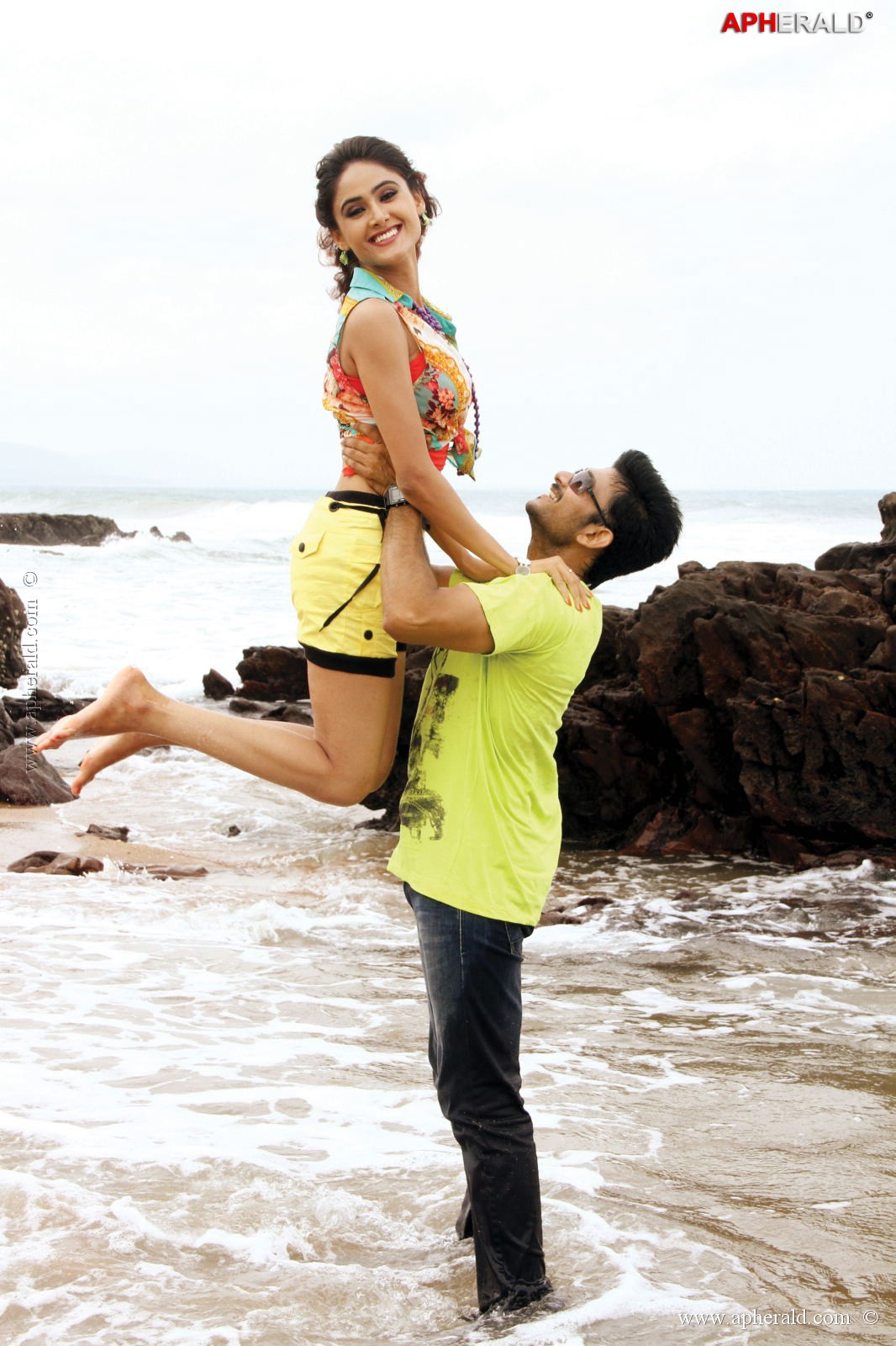 Naakaithe Nachindi Movie Spicy Stills