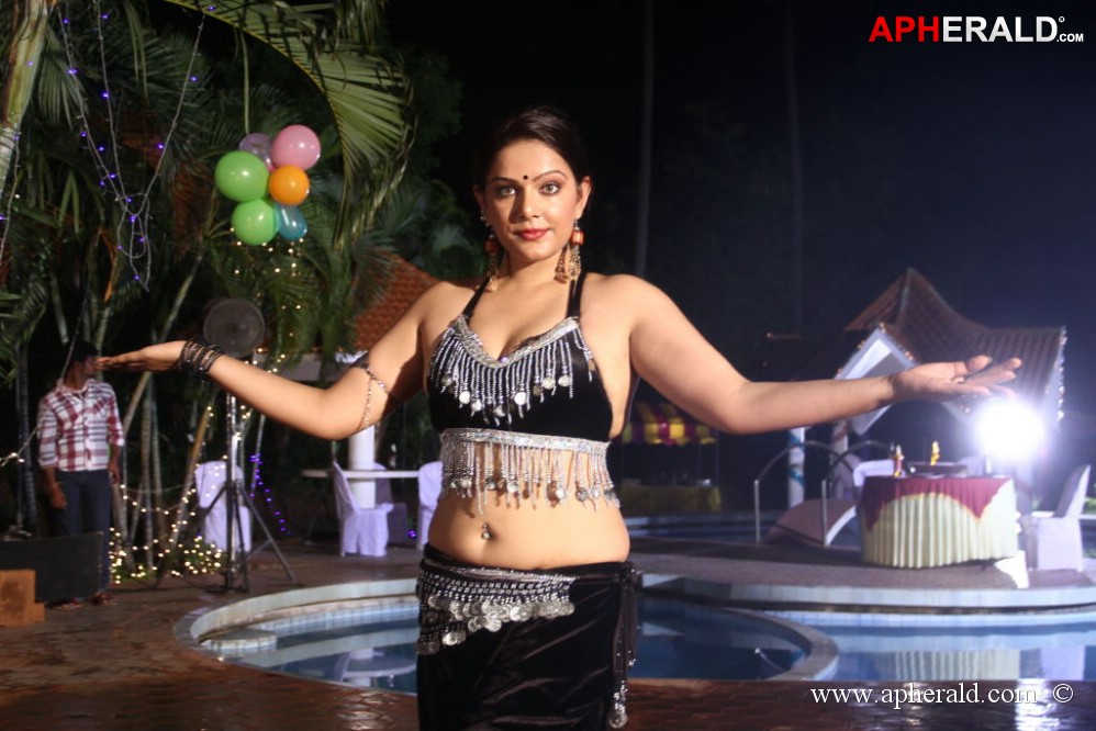 Naakaithe Nachindi Movie Hot Stills