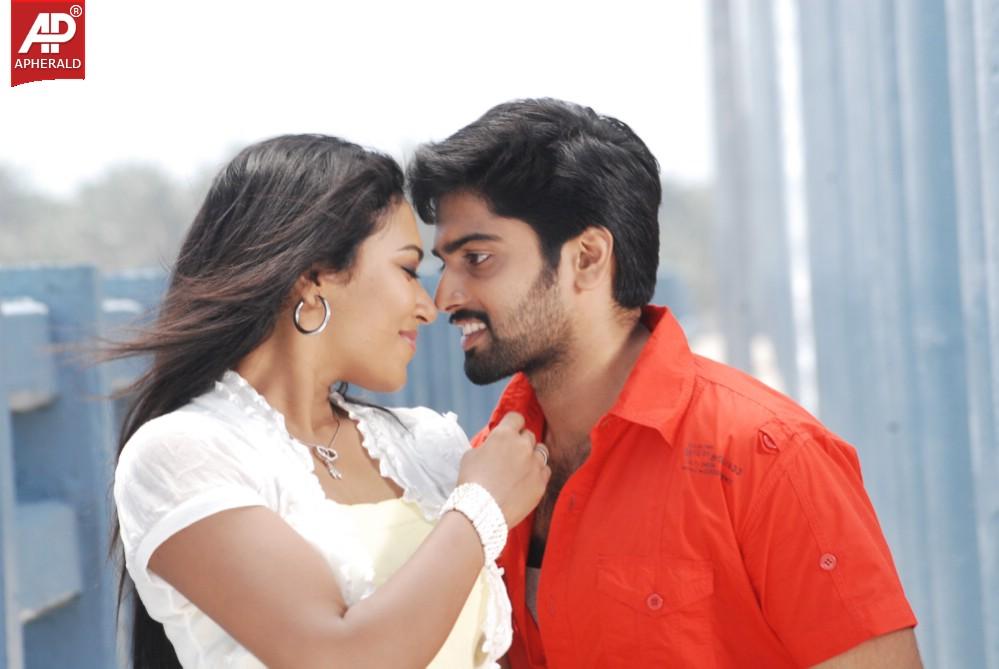 Nathikal Nanaivathillai Movie Stills