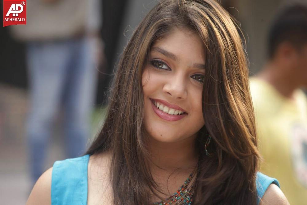 Nee Naan Nizhal Movie Stills