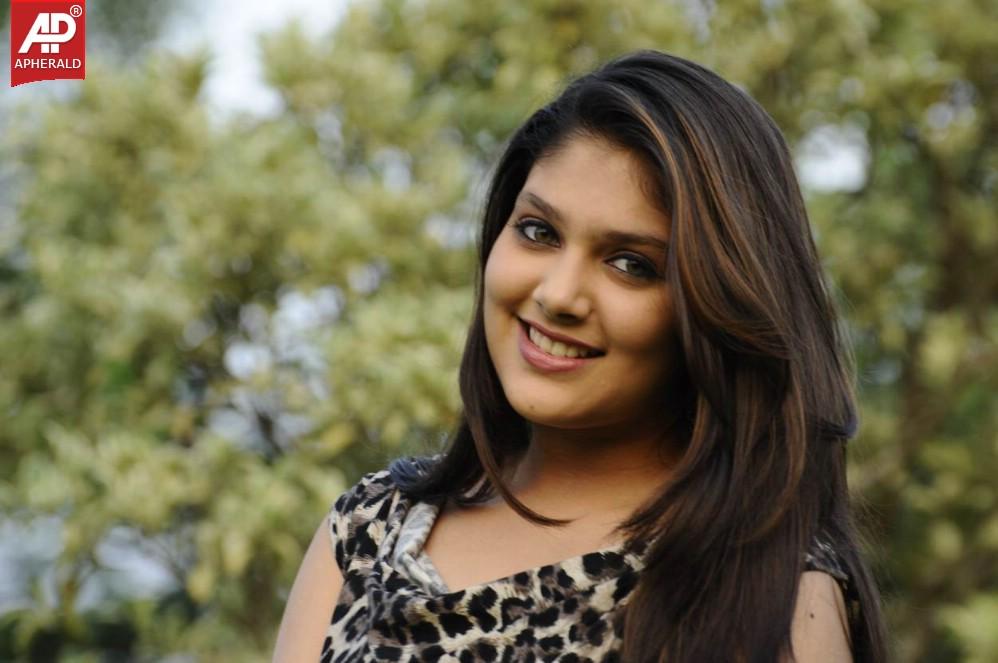 Nee Naan Nizhal Movie Stills