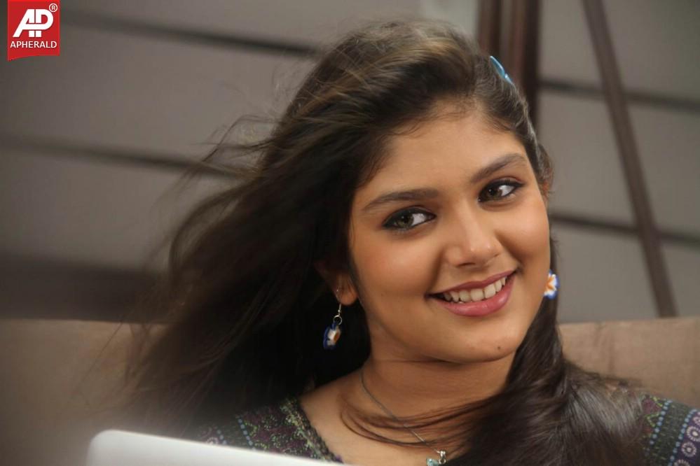 Nee Naan Nizhal Movie Stills