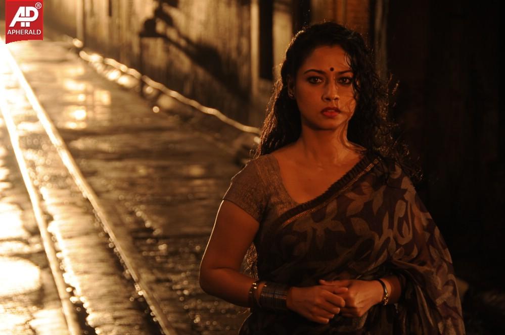 Oka Rathri Movie Spicy Pics