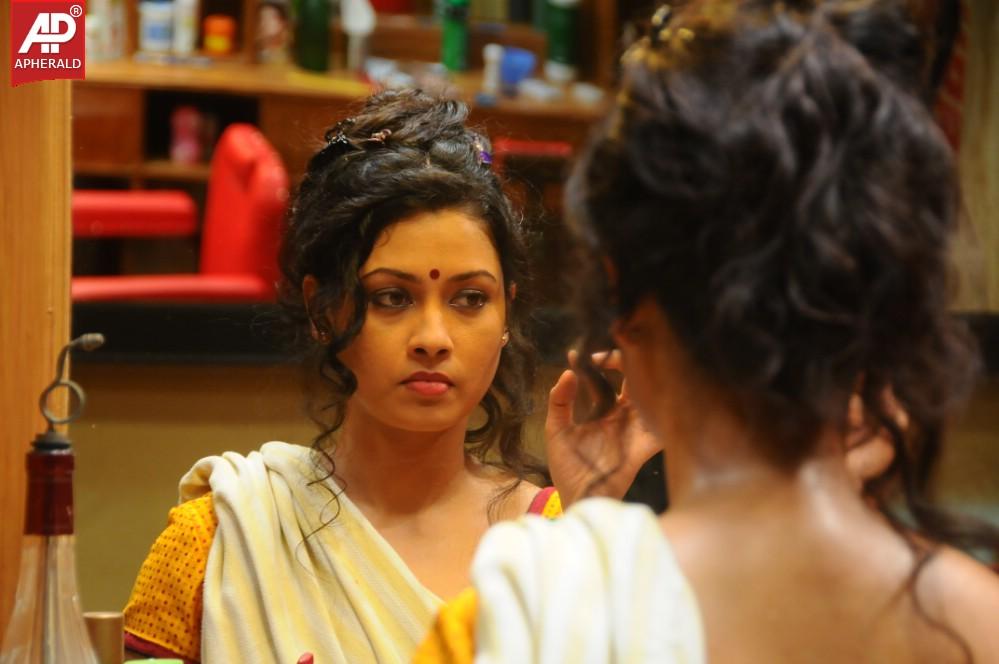 Oka Rathri Movie Spicy Pics