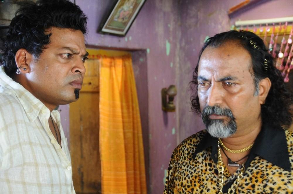 Oka Rathrilo Iddaru Ammayilu Movie Stills
