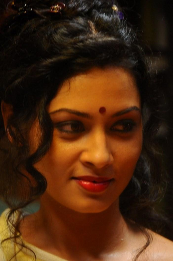 Oka Rathrilo Iddaru Ammayilu Movie Stills