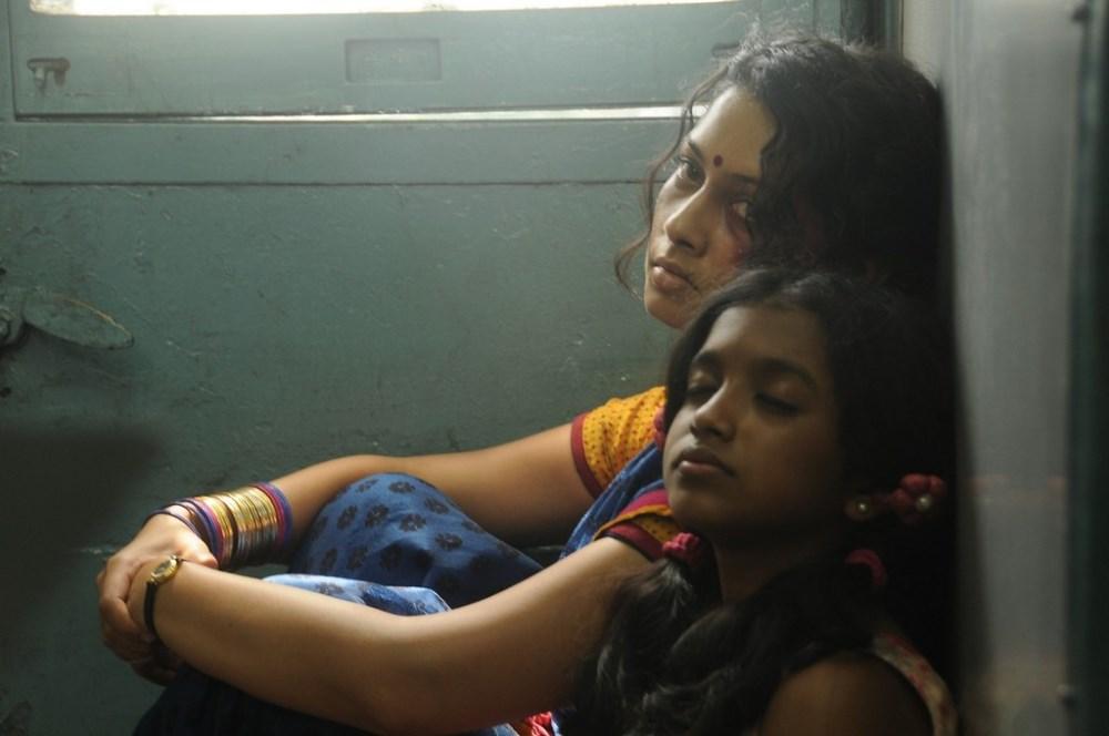 Oka Rathrilo Iddaru Ammayilu Movie Stills