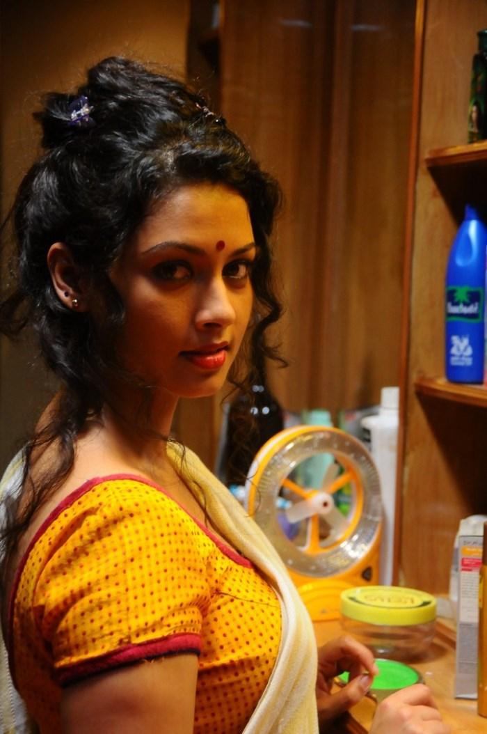 Oka Rathrilo Iddaru Ammayilu Movie Stills