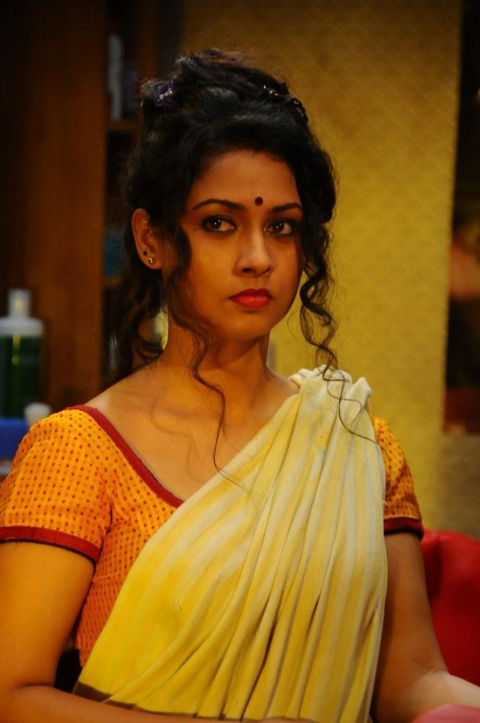 Oka Rathrilo Iddaru Ammayilu Movie Stills