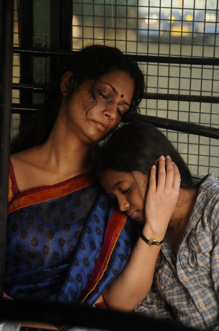 Oka Rathrilo Iddaru Ammayilu Movie Stills