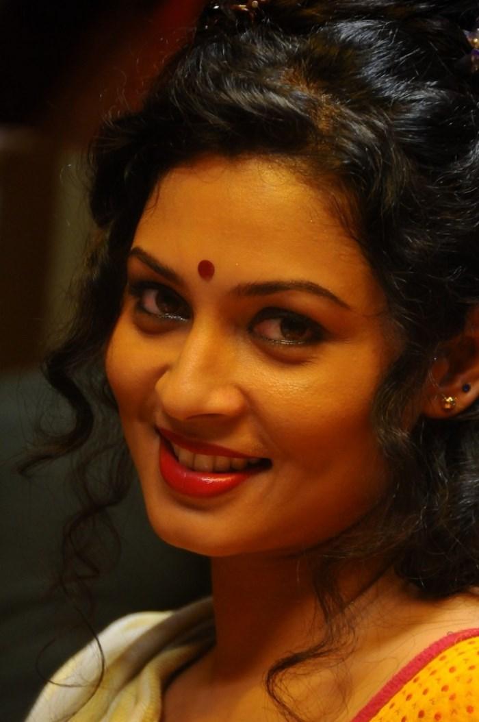 Oka Rathrilo Iddaru Ammayilu Movie Stills