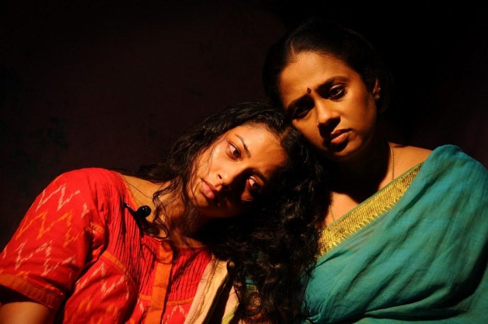 Oka Rathrilo Iddaru Ammayilu Movie Stills