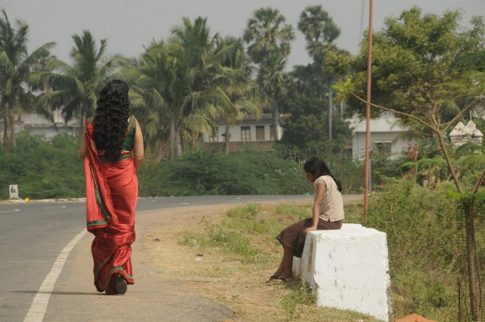 Oka Rathrilo Iddaru Ammayilu Movie Stills