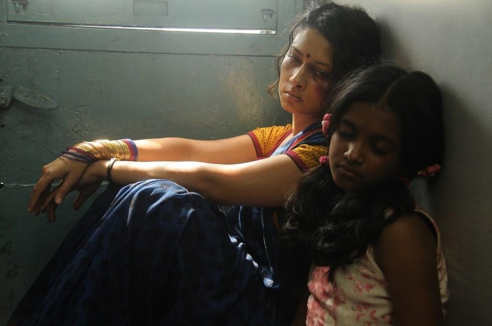 Oka Rathrilo Iddaru Ammayilu Movie Stills
