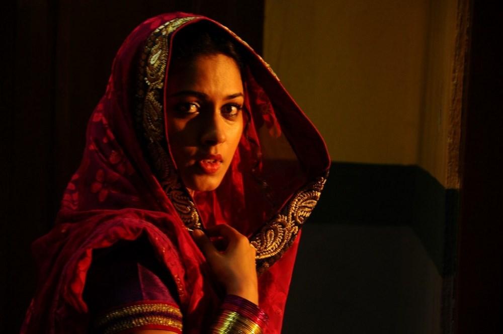 Oka Rathrilo Iddaru Ammayilu Movie Stills