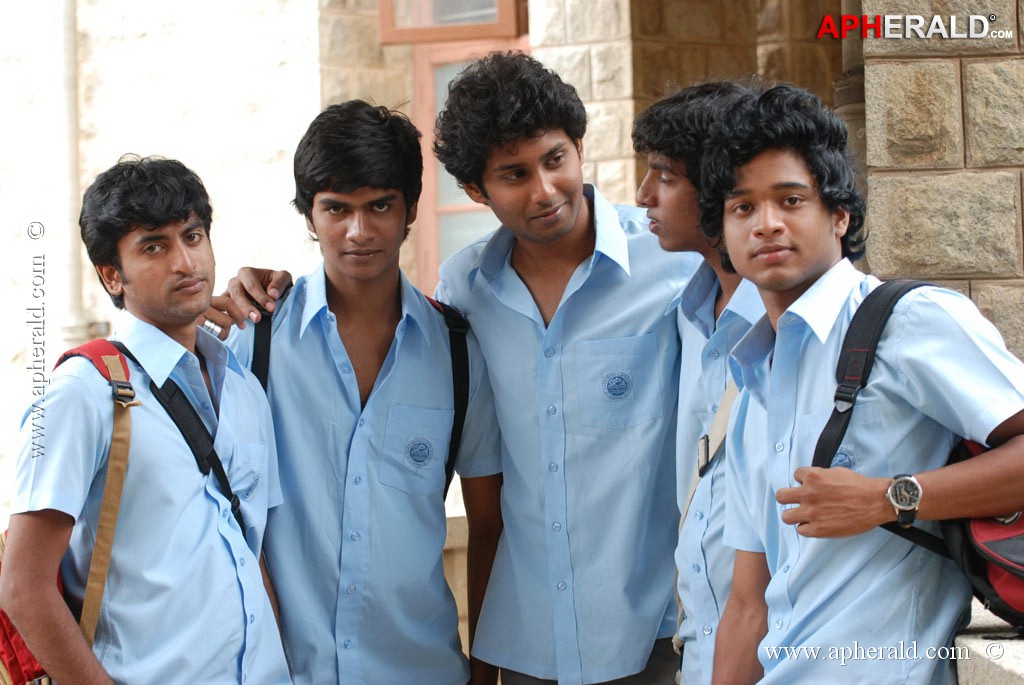 Ponmalai Pozhuthu Tamil Movie Stills