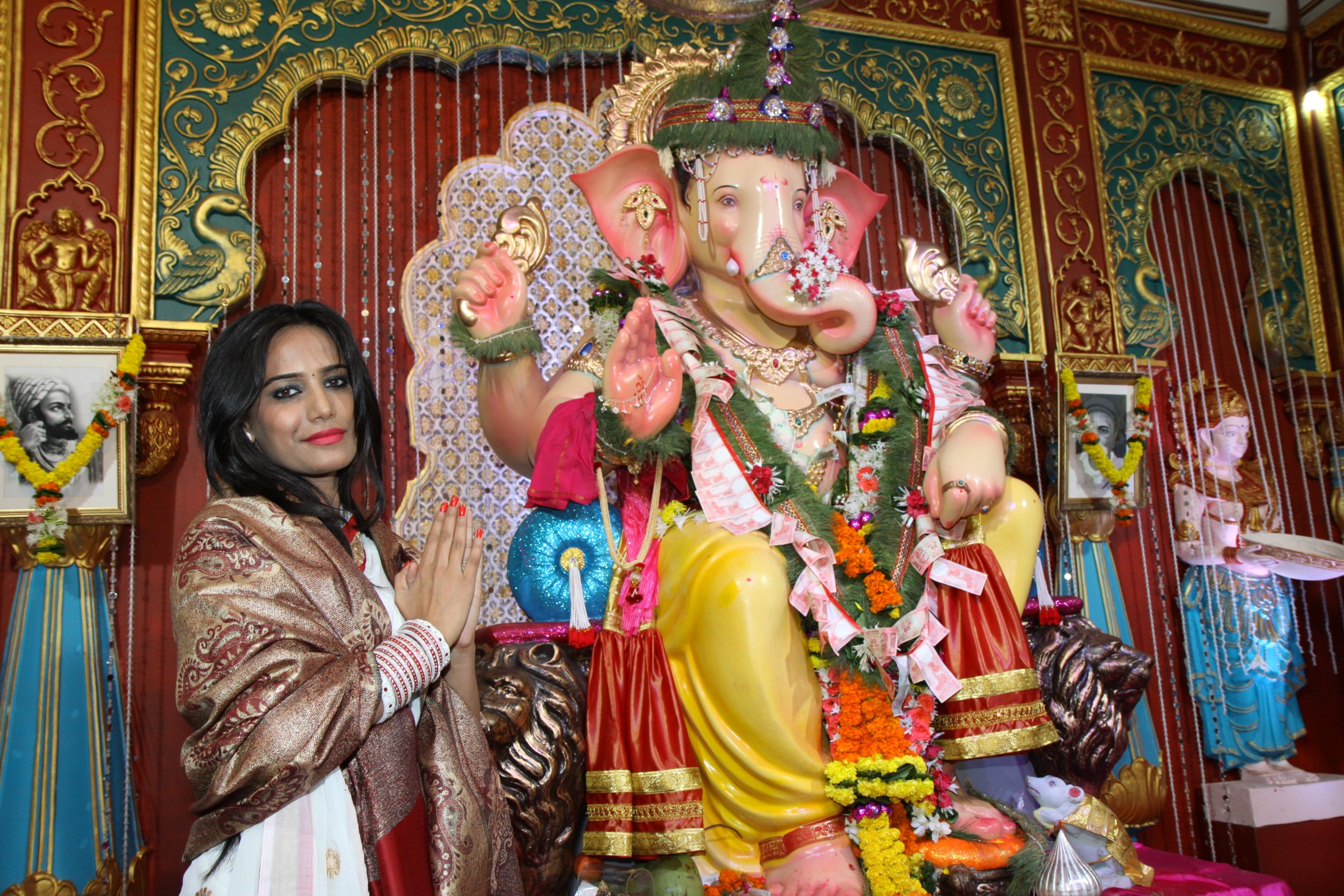 Poonam Pandey Visits Andheri Cha Raja Ganesh Pandal