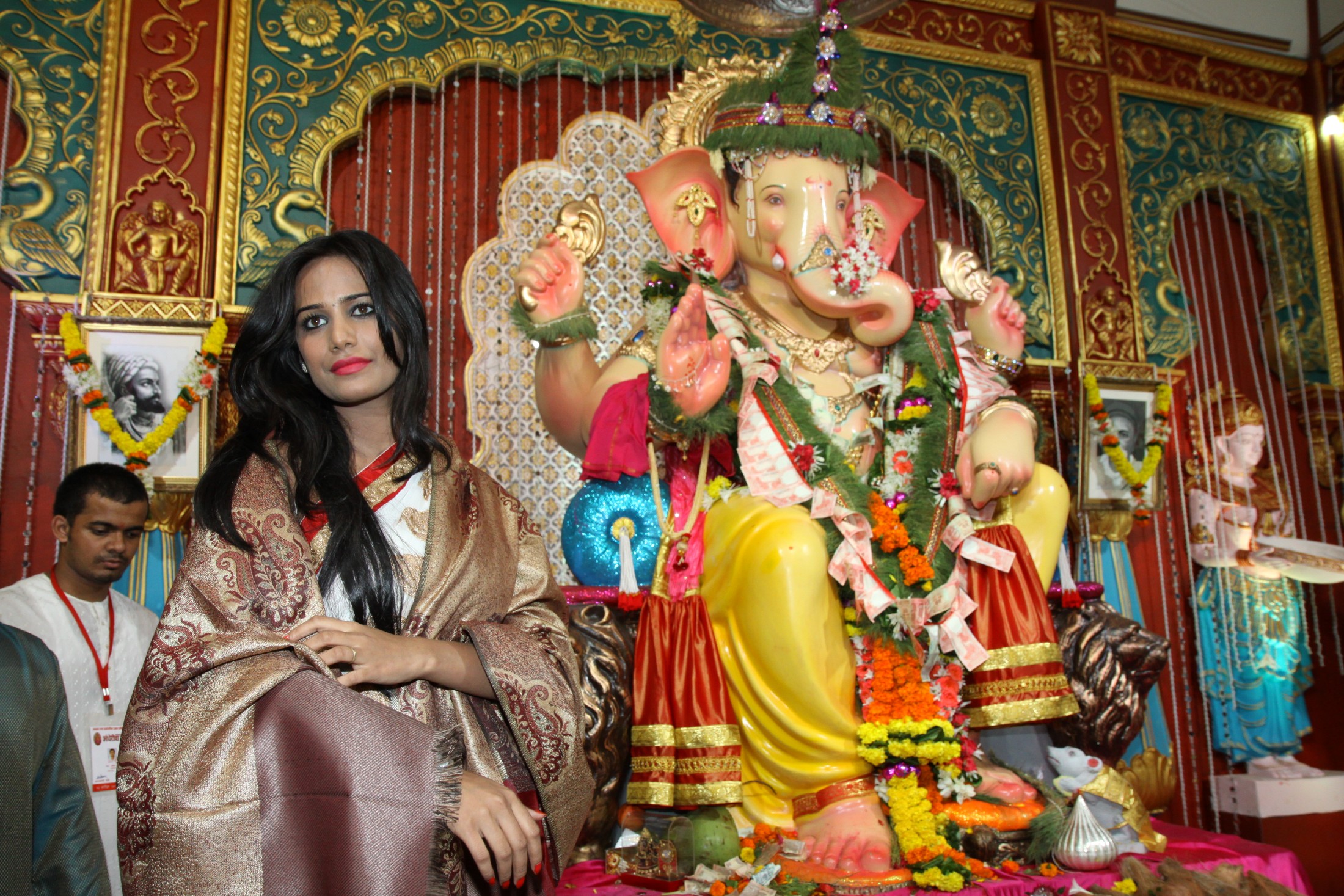 Poonam Pandey Visits Andheri Cha Raja Ganesh Pandal