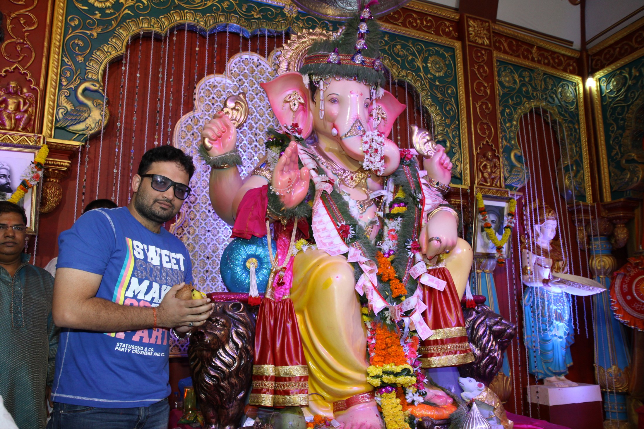 Poonam Pandey Visits Andheri Cha Raja Ganesh Pandal