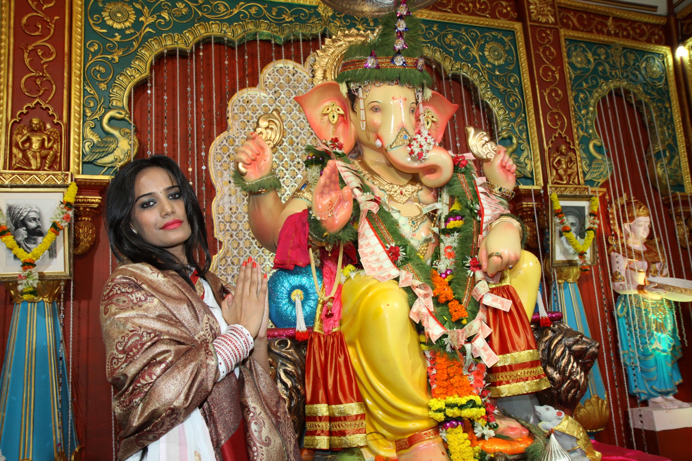 Poonam Pandey Visits Andheri Cha Raja Ganesh Pandal