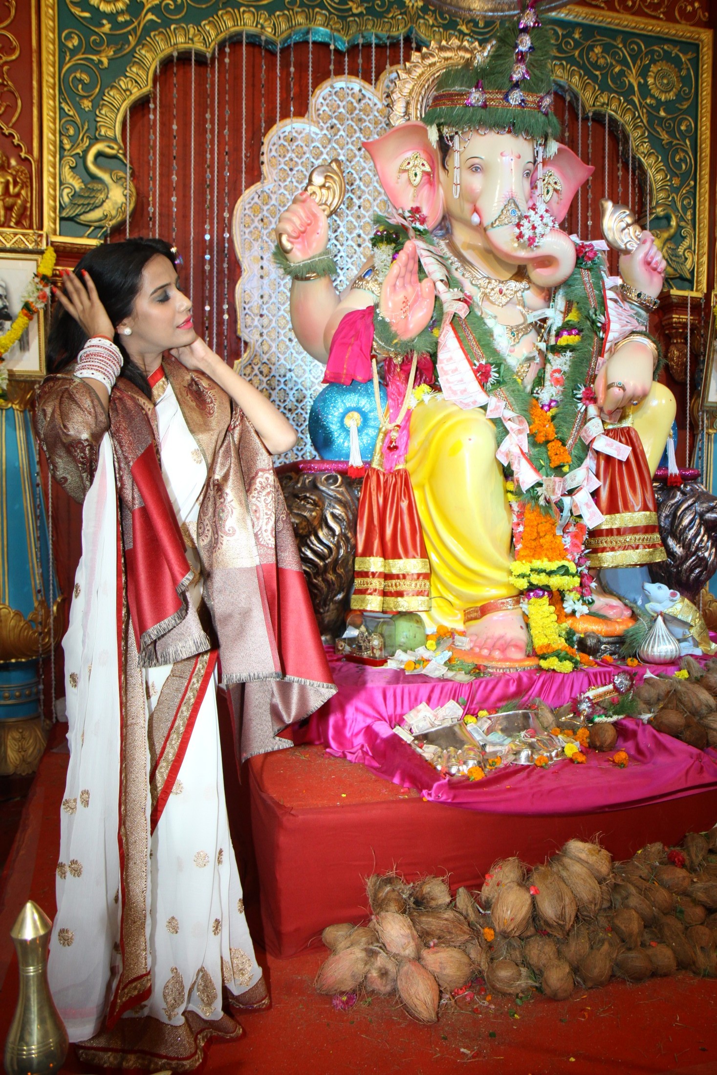 Poonam Pandey Visits Andheri Cha Raja Ganesh Pandal