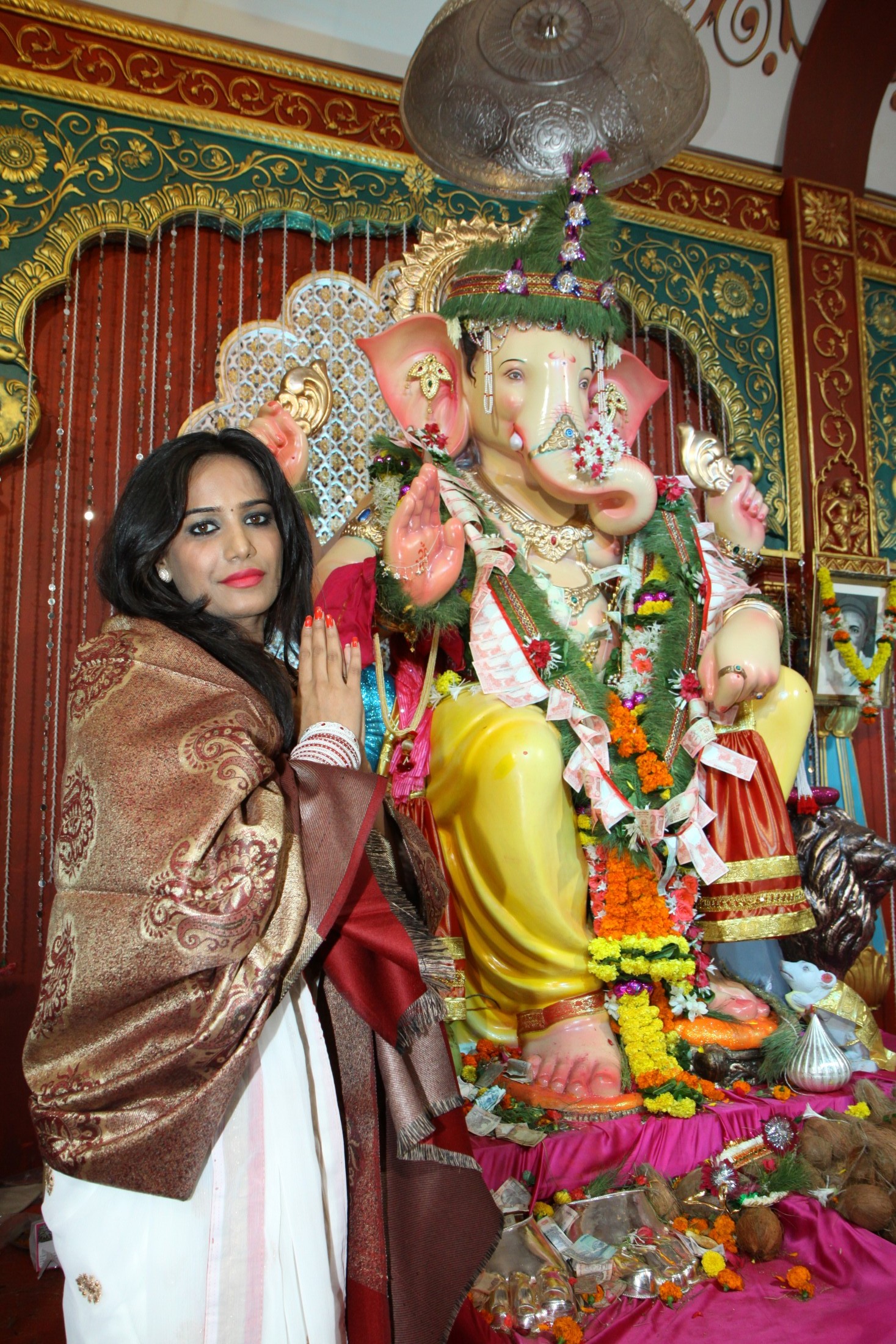 Poonam Pandey Visits Andheri Cha Raja Ganesh Pandal