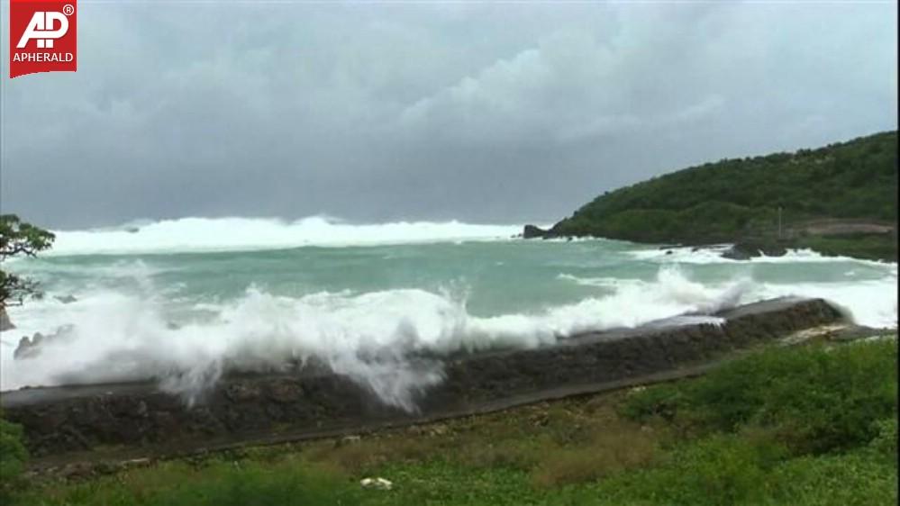 Powerful Typhoon Neoguri Lashes Japan Pics