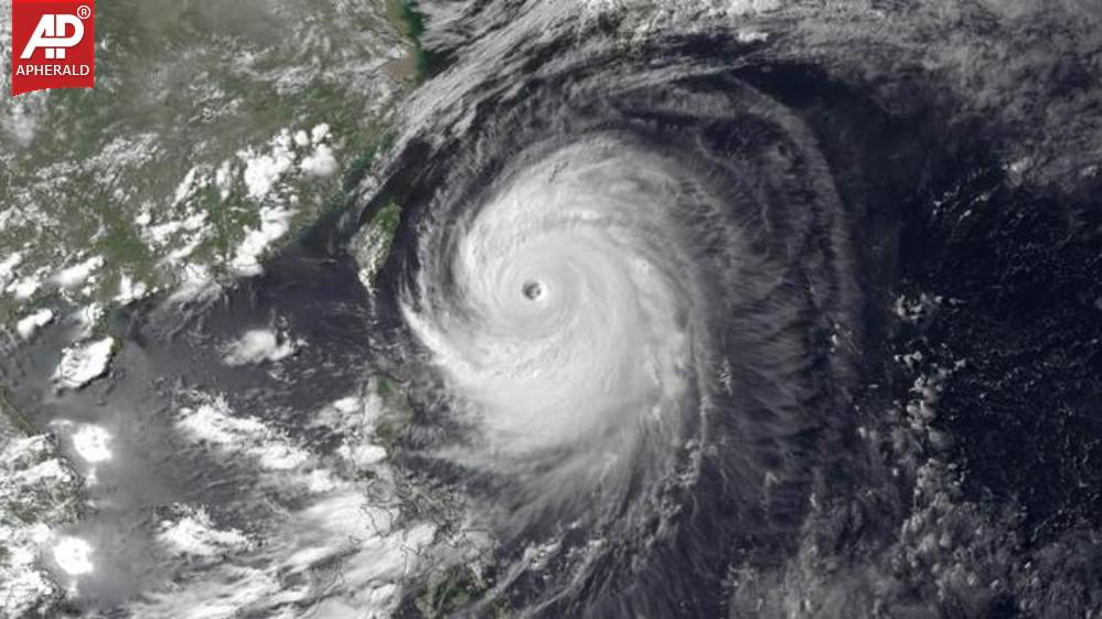 Powerful Typhoon Neoguri Lashes Japan Pics