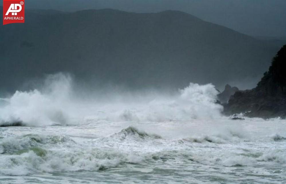 Powerful Typhoon Neoguri Lashes Japan Pics