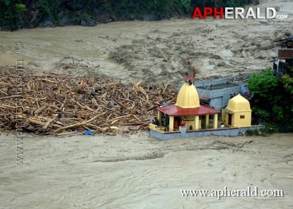 Rain Ravage around Kedarnath Temple Photos