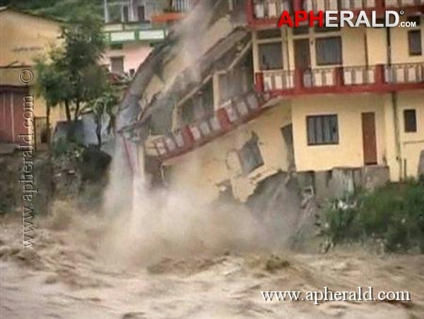 Rain Ravage around Kedarnath Temple Photos