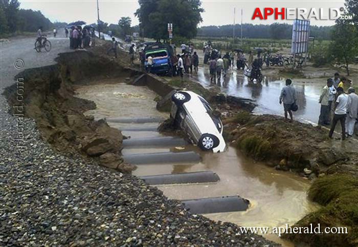 Rain Ravage around Kedarnath Temple Photos