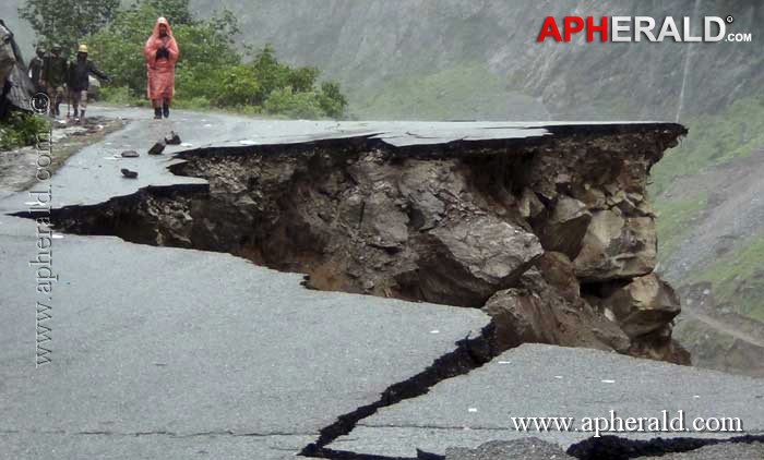 Rain Ravage around Kedarnath Temple Photos