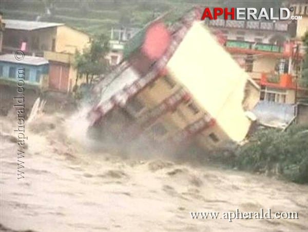 Rain Ravage around Kedarnath Temple Photos