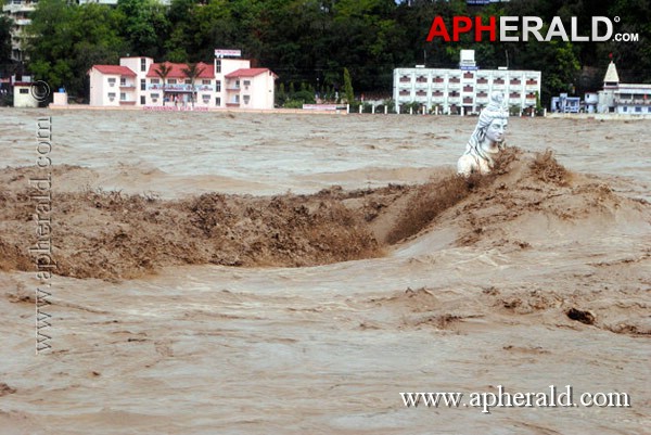 Rain Ravage around Kedarnath Temple Photos