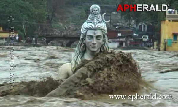 Rain Ravage around Kedarnath Temple Photos