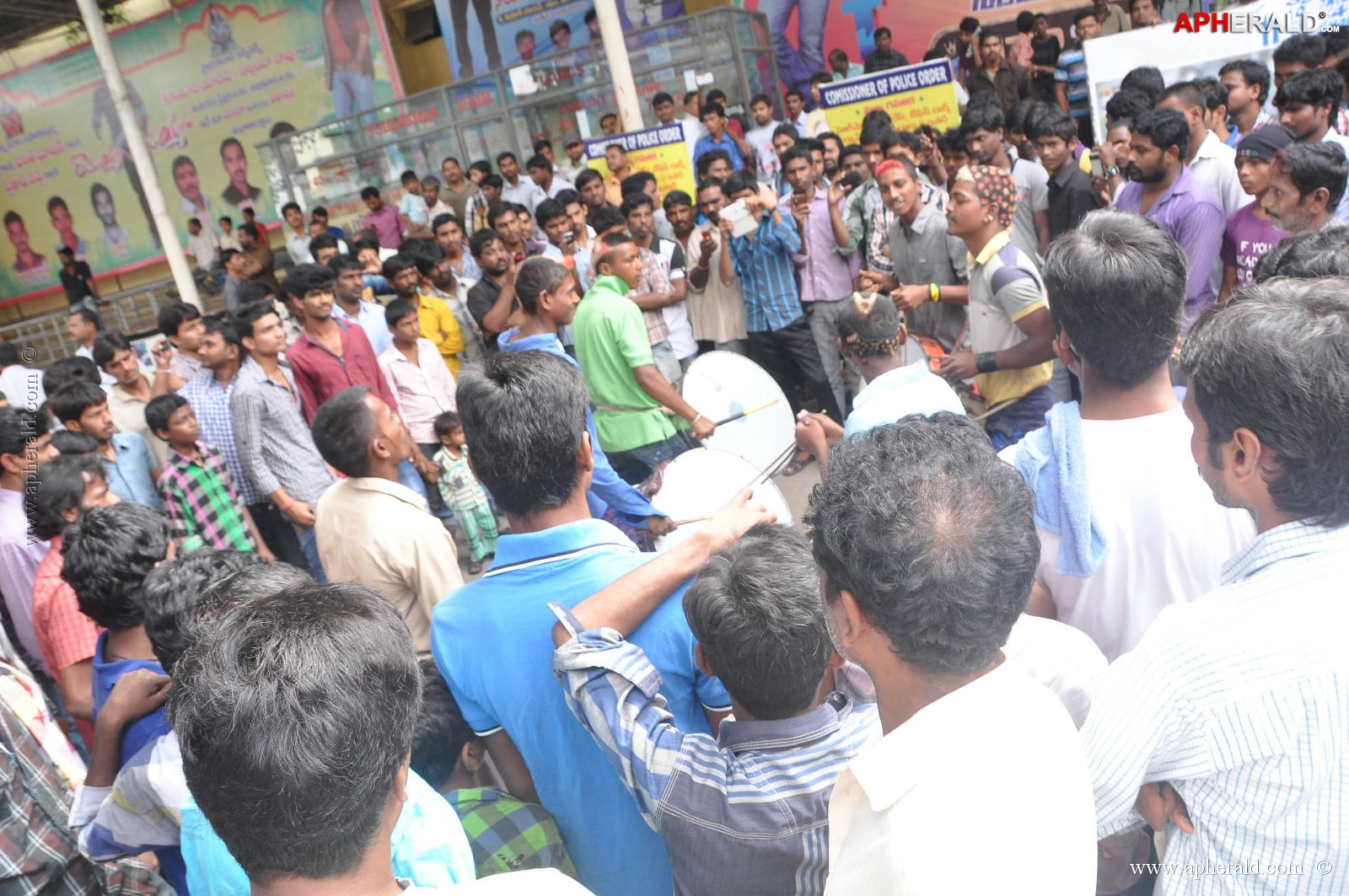 Ramayya Vastavayya Theatre Hungama