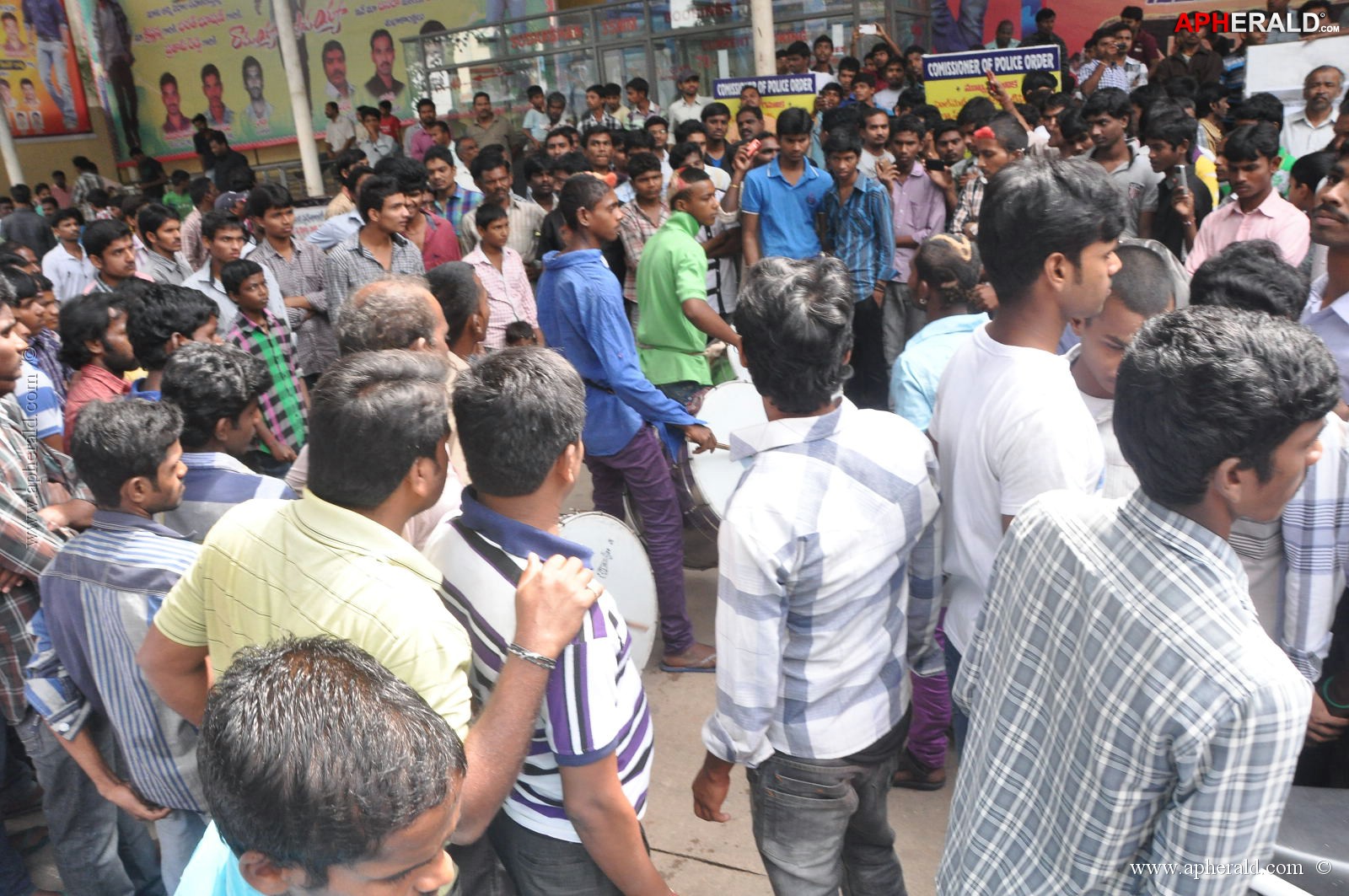 Ramayya Vastavayya Theatre Hungama