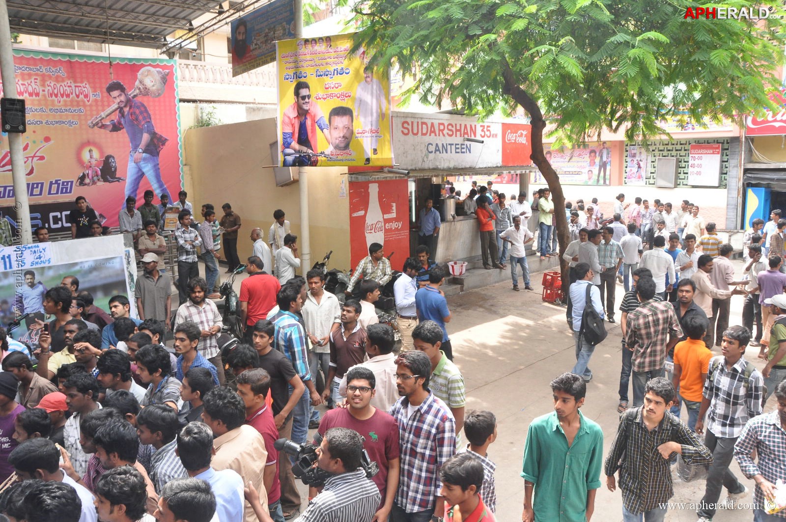 Ramayya Vastavayya Theatre Hungama