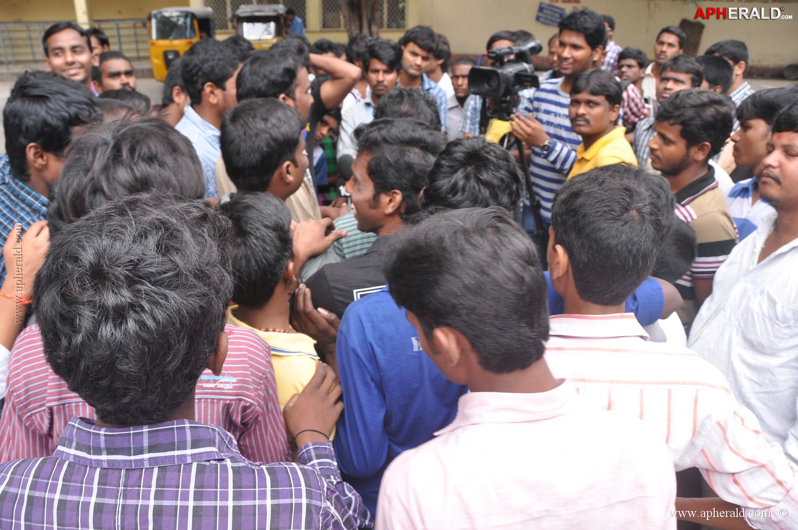 Ramayya Vastavayya Theatre Hungama