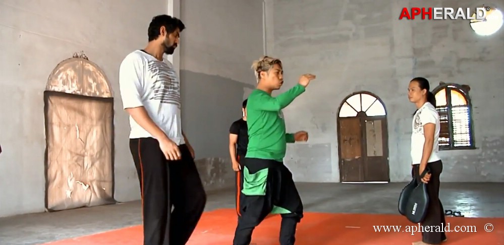 Rana Working Stills in Bahubali Movie