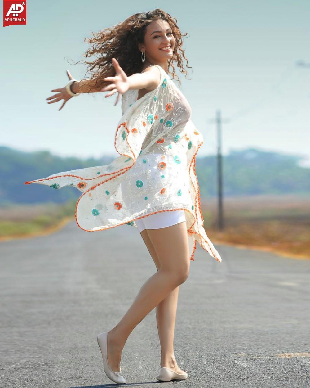 Run Raja Run Movie New Stills