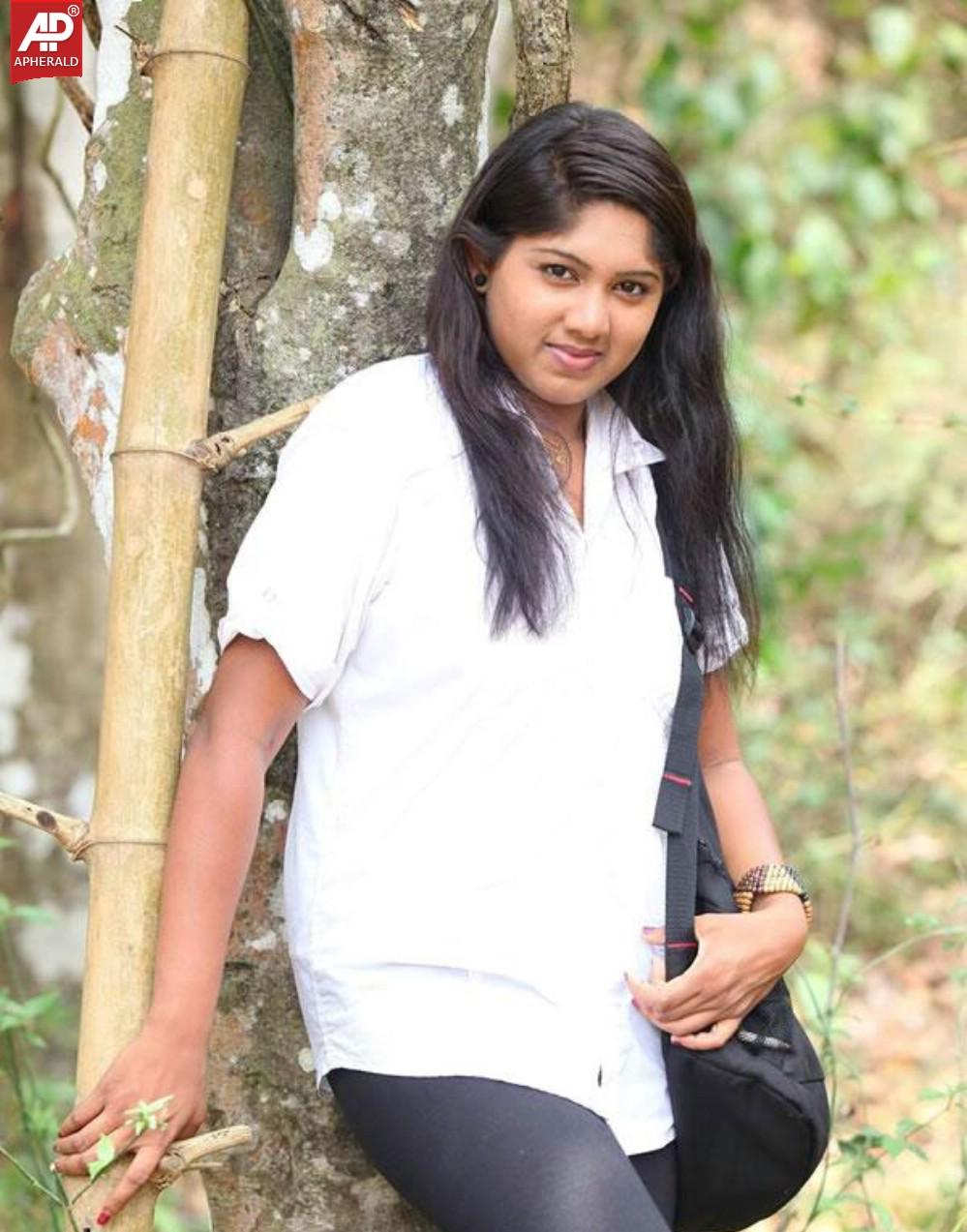 Sillunu Oru Payanam Tamil Movie Photos