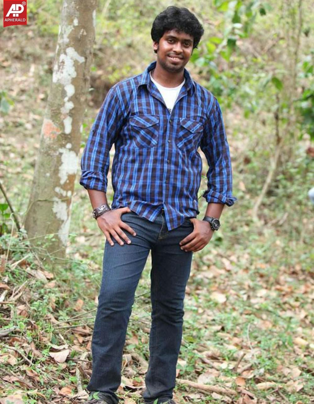 Sillunu Oru Payanam Tamil Movie Photos