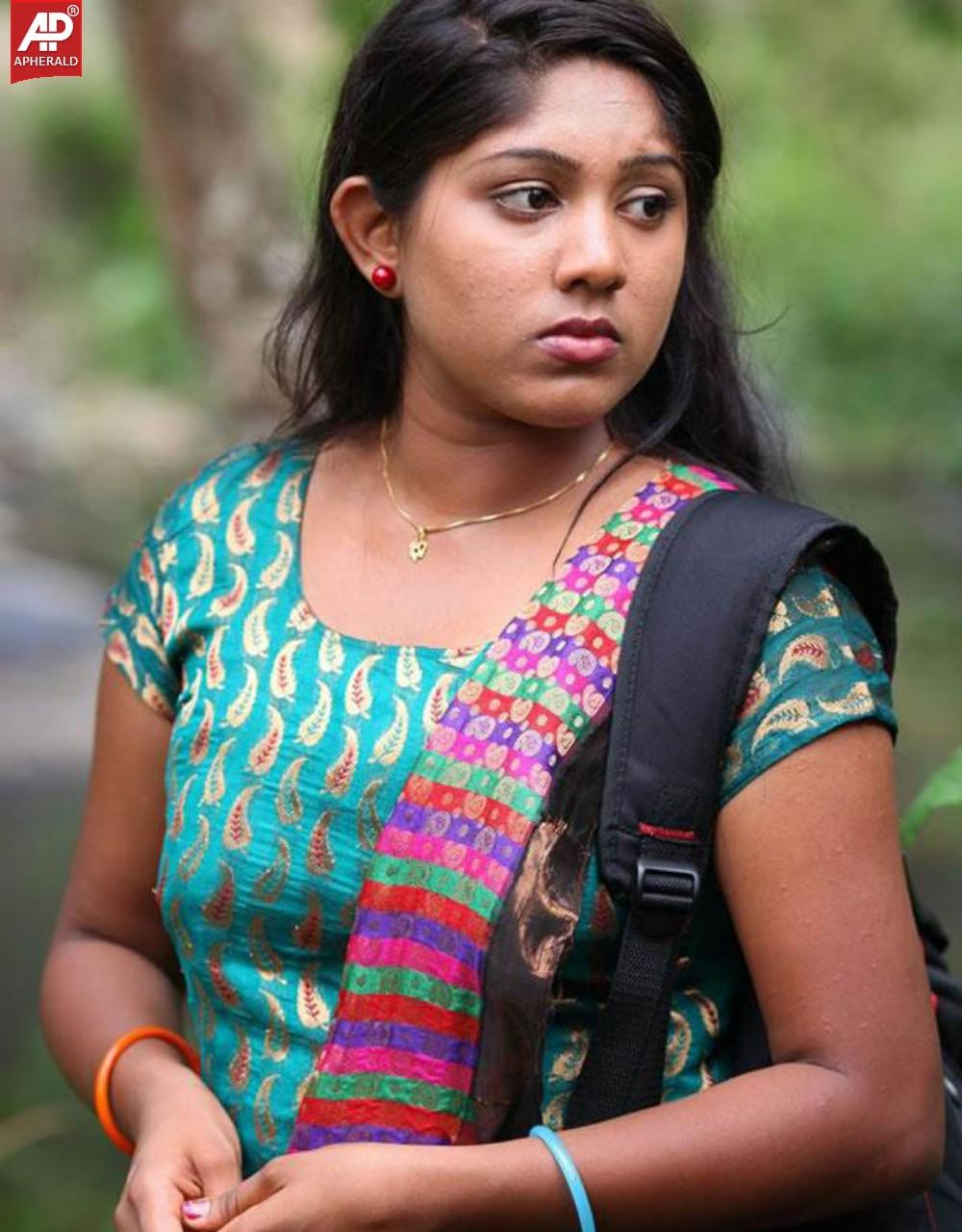 Sillunu Oru Payanam Tamil Movie Photos
