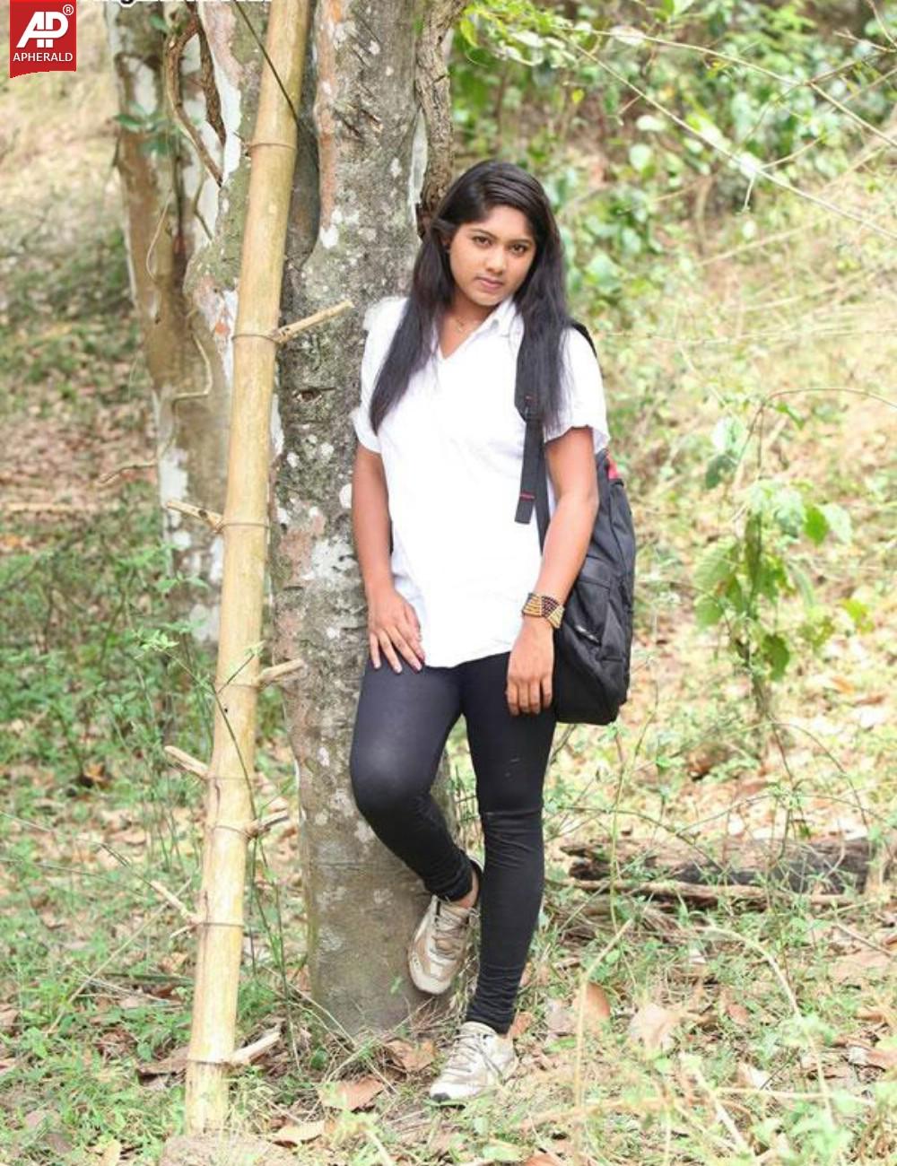 Sillunu Oru Payanam Tamil Movie Photos