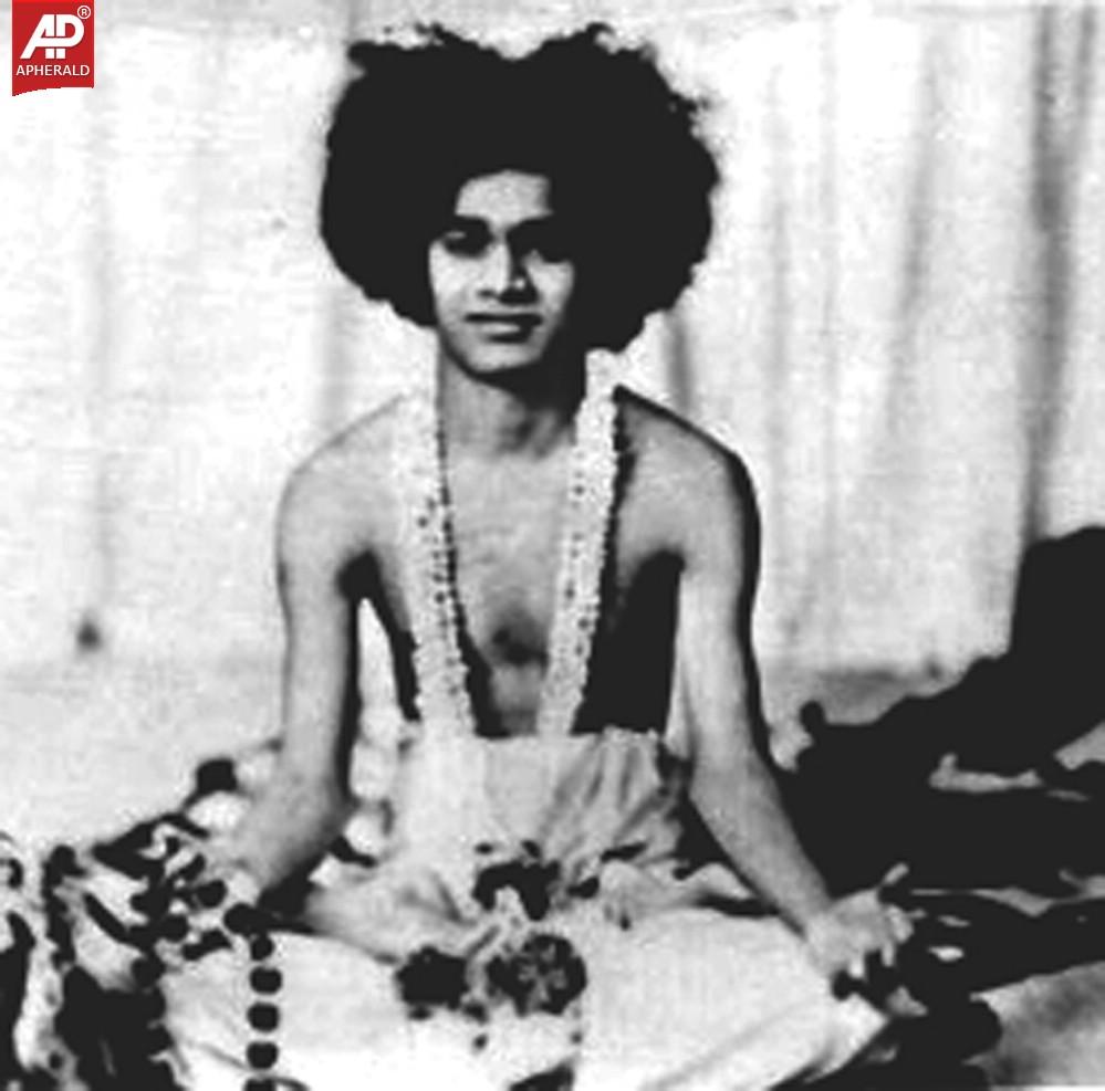 Sri Satya Sai Baba Rare Photos