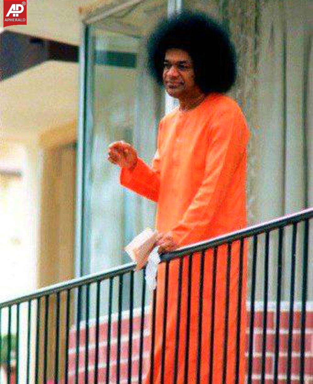 Sri Satya Sai Baba Rare Photos