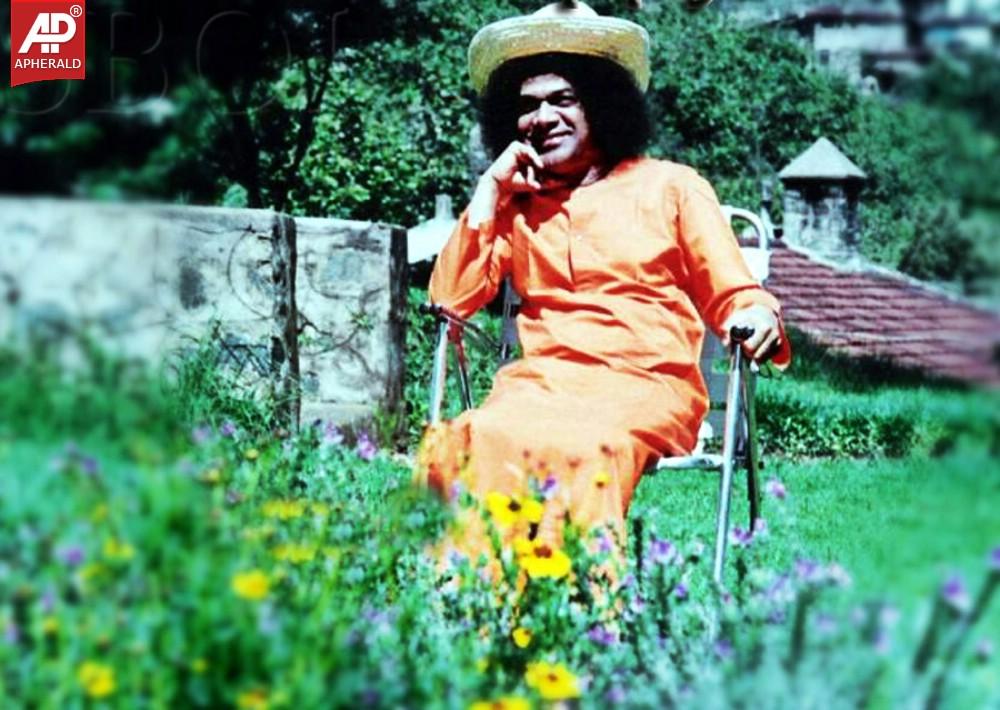 Sri Satya Sai Baba Rare Photos