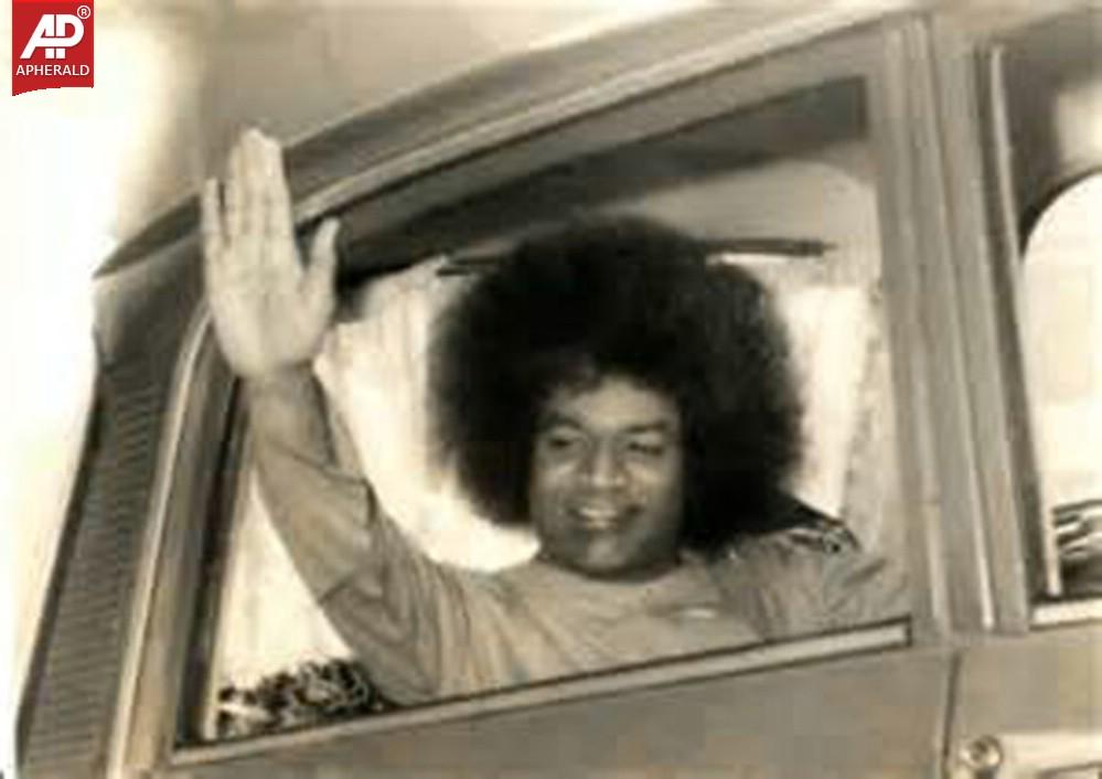 Sri Satya Sai Baba Rare Photos